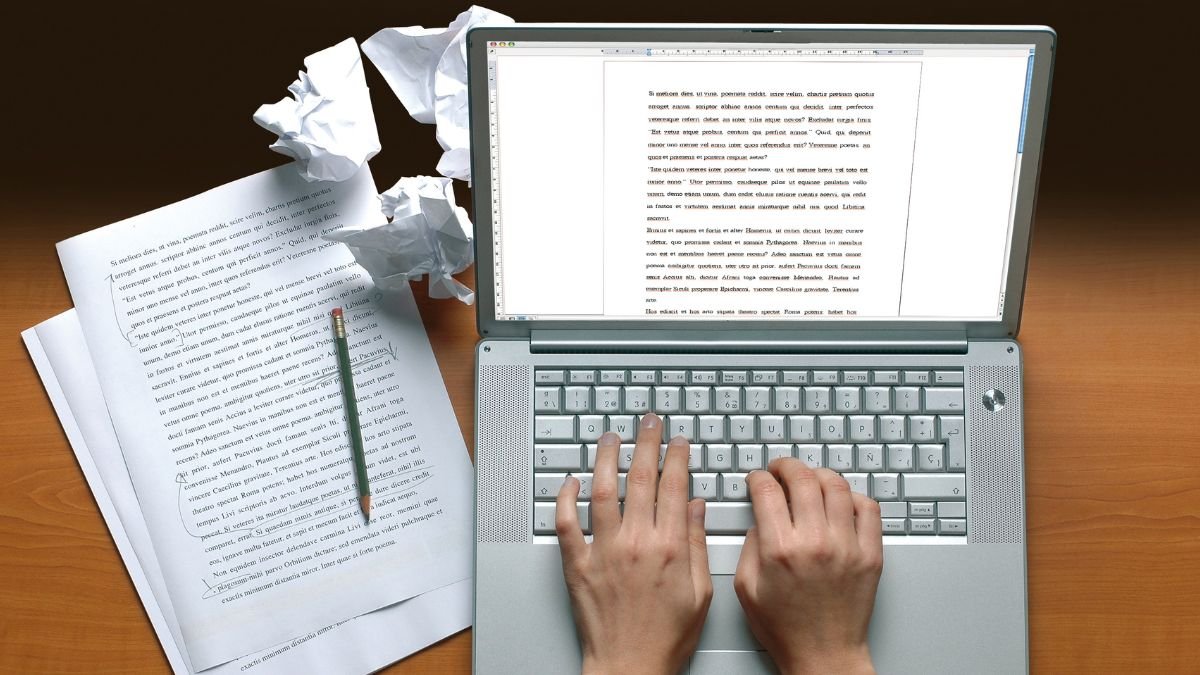 An image of a writer for an article about Fiverr side hustle.
